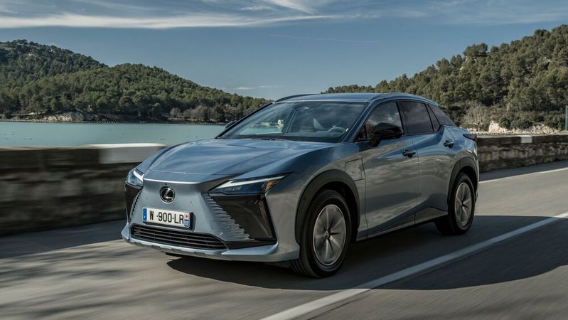 Eigentlich ist der Lexus RZ 300e ein angenehmes Reiseauto, doch die Etappen zwischen Ladestopps werden nicht sonderlich lang (Foto zeigt den RZ 450e).(Bild:  Lexus)
