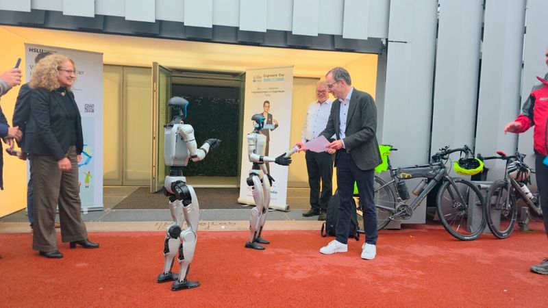 Stabübergabe von Muttenz an Luzern im Oktober 2025. An der HSLU findet am 4.3.2026 die erste National Conference of Engineers statt. (Bild: Engineers' Day)