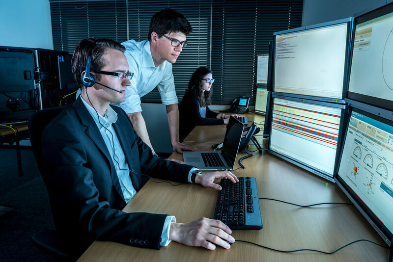 Cyber Security Experten von Airbus CyberSecurity bei der Arbeit.  (Airbus (Bilfinger/Alpensektor))