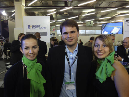 Daniel Müller, DaeN-Tech ließ sich gerne von Victoria Shakina (l.) und Katharina Medvedeva, Veeam das Produkt erklären (Archiv: Vogel Business Media)