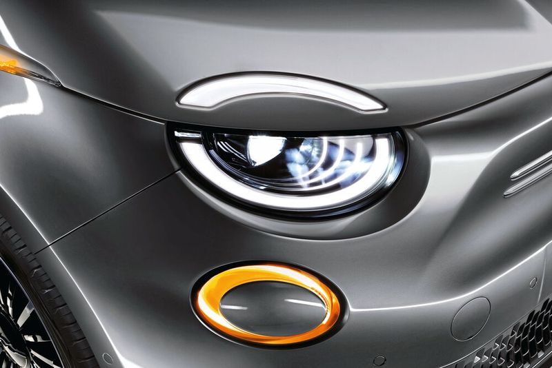 Die Frontscheinwerfer sind jetzt etwas höher positioniert als beim Vorgänger. (Bild: FCA)