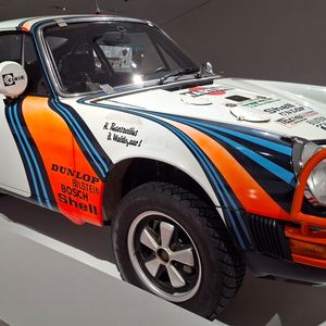1978 setzt das Porsche-Werksteam zwei 911 SC bei der East African Safari Rally ein. Von den 72 Startern erreichen nur 13 das Ziel. Das Martini Racing Porsche System Engineering setzt zwei Spezialisten ein: den Schweden Björn Waldegård (Startnummer 5) und den Kenianer Vic Preston Jr. (Startnummer 14). Preston Jr. schien in der Schlussphase die Nase vorn zu haben, doch ein Schaden an der Antriebswelle warf ihn auf den zweiten Platz zurück. Damit belegte ein Porsche-Fahrer zum dritten Mal nach 1972 und 1974 den zweiten Platz in Nairobi. Es war die letzte Teilnahme des Werks an der Safari-Rallye.(Bild:  Dominsky – VCG)