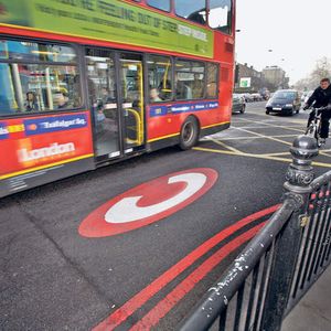 In London dürfen in der stadtweiten Low Emission Zone (LEZ) nur Transporter, Taxen oder Busse fahren, die eine bestimmte Abgasnorm erfüllen