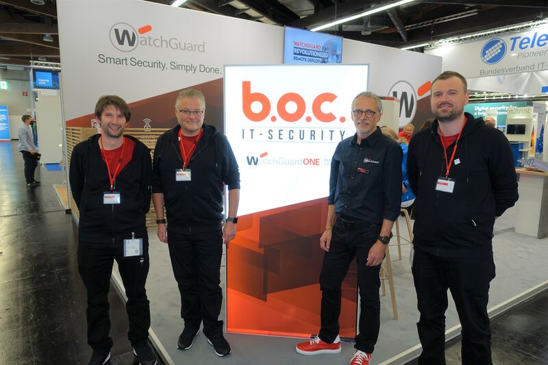 Michael Haas, (2. v. r), WatchGuard, mit ihren WatchGuard Certified Trainern, (v. l.) Michael Hörmann, Bernd Och und Maik Lumler, BOC IT-Security. (IT-BUSINESS)