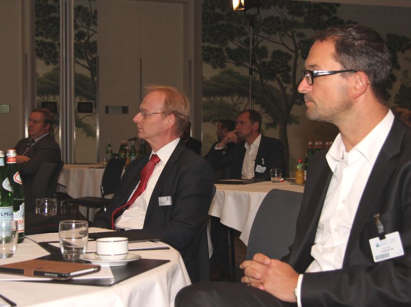 Das Publikum hörte gespannt zu und nutzte die Gelegenheit, direkt Fragen an die Nominierten zu deren Lösungen zu richten. ()