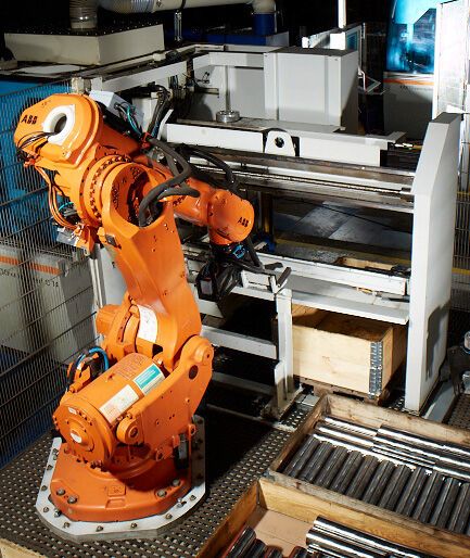 Das Roboterhandlingsystem Kastosort übernimmt das Palettieren und Kommissionieren im neu entwickelten Konzept Kastosort tower. (Bild: Kasto)