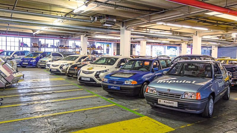 Auch die jüngere Elektro-Geschichte des Unternehmens bildet der digitale Rundgang ab. So wie das Elektrofahrzeug auf Basis des Kadett E, der gemeinsam mit der RWE Energie AG und dem Batteriehersteller SAFT entwickelt wurde. Angetrieben wurde der Kadett Impuls I von einem 16 kW starken Gleichstrom-Nebenschlussmotor. Bei den Batterien kamen Nickel-Cadmium-Zellen mit flüssigem Elektrolyt zum Einsatz. Die Reichweite betrug rund 80 Kilometer, die Höchstgeschwindigkeit lag bei 100 km/h. (Opel)