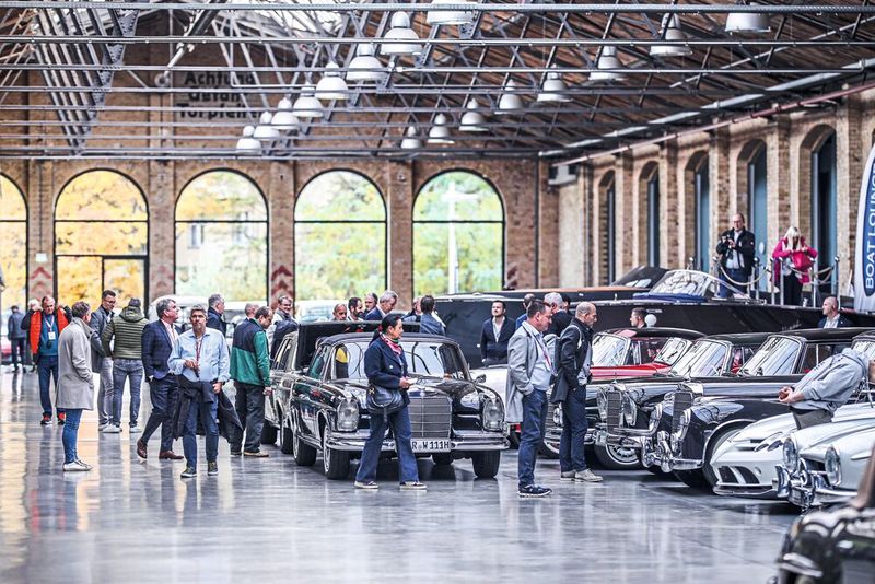 Der Besuch in der Classic-Remise bot Gelegenheit, einen Blick auf die vielfältige – und durchaus emotionalisierende – Geschichte der Automobilindustrie zu werfen. (Bild: VDWF)