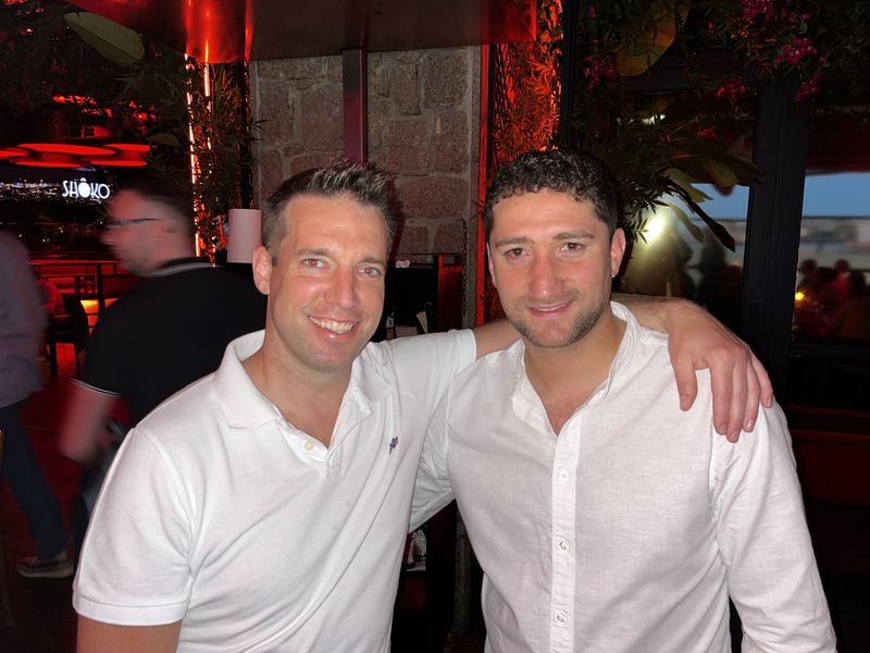 Christoph Kuner und Nicolas Schreiber (r., Samsung) genießen die Tapas. (IT-BUSINESS)