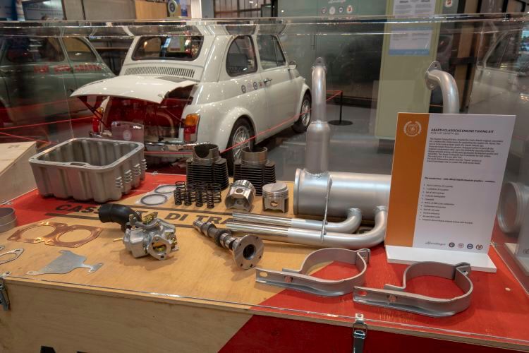 Abarth fertigte eigene Rennwägen, Prototypen - und modifizierte Serienfahrzeuge. Berühmt wurde das Unternehmen außer mit seinen Sportauspuffanlagen für nahezu sämtliche Fahrzeugmarken vor allem mit seinen Tuning-Kits für Fiats. (Bild: FCA)