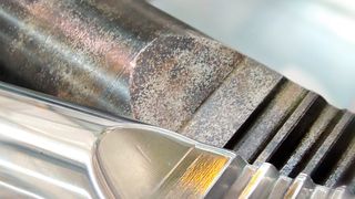 Bild 1: Lenkungszahnstange vor und nach dem Finishen. (Bild: Kadia)