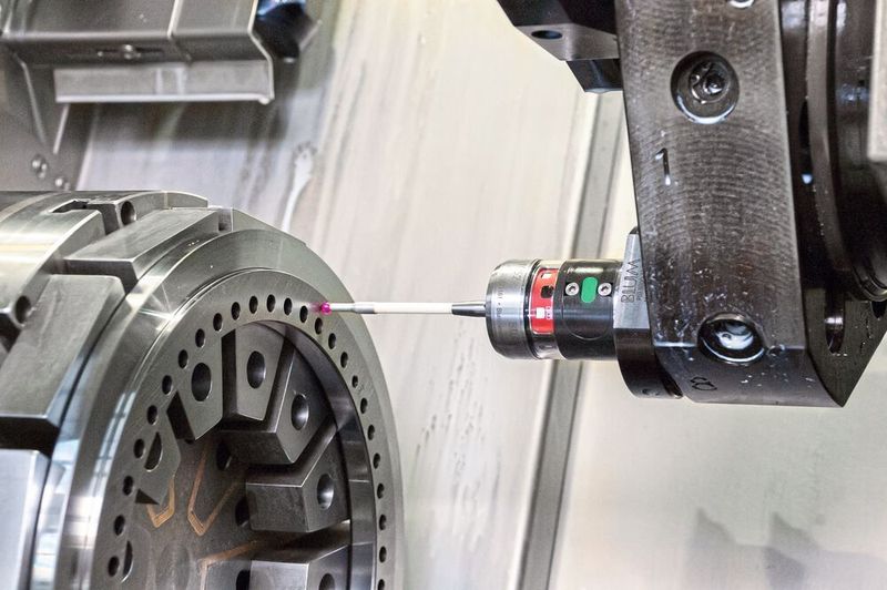Antastsicher auch im Kühlmittel: Der Blum-Taster TC52 wird auf den Hembrug Horizontal-Hartdrehmaschinen über den Revolver in Position gebracht. Deshalb muss der Taster nicht nur hochgenau, sondern mechanisch besonders robust ausgelegt sein. (Myonic)