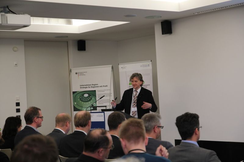 Mark Richter vom Fraunhofer-Institut für Werkzeugmaschinen und Umformtechnik verdeutlichte Einsatzmöglichkeiten und Potenziale von Energiespeichern in der Industrie. Dabei betonte der Ingenieur auch, dass Kosten und Image bei der Konzeption von Energiespeichern in der Industrie eine große Rolle spielten. (Bild: Nuissl)