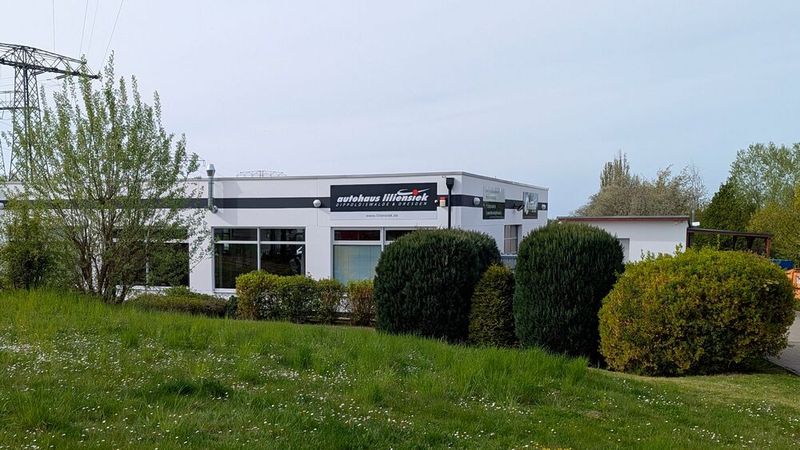 Die Dienstleistungen für Gewerbekunden wurden unter der Marke „Liliensiek Business Solutions“ zusammengefasst. Der Standort in Dresden West folgt dem Konzept der Service Factory von VW und benötigt keine Hersteller-Signalisation. (Bild: Rosenow – VCG)