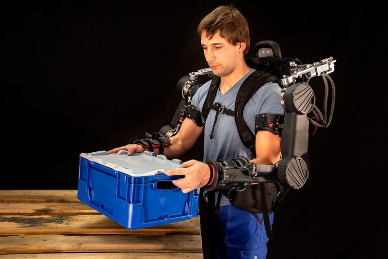 Das Stuttgart Exo-Jacket unterstützt den Oberkörper aktiv bei der manuellen Handhabung und insbesondere bei Hebeund Überkopftätigkeiten.
 (Fraunhofer IPA / Rainer Bez)