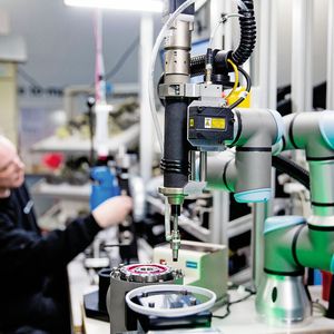Insgesamt werden bei der Herstellung eines UR-Roboterarms rund 400 Schrauben verbaut. Diese einseitigen, sich wiederholenden Aufgaben übernimmt nun ein Roboter aus dem eigenen Haus.