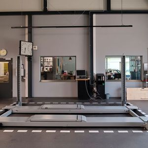 Werkstattausrüstung ist für Klaus Hagenlocher ein wichtiges Thema. Wie diese Vier-Säulen-Hebebühne mit Fahrflächen muss sie sich sowohl für moderne als auch für historische Fahrzeuge eignen.(Bild:  Diehl – VCG)