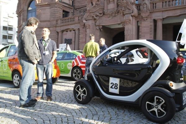 Bertha Benz Challenge 2012, 2. Tag: Präsentation der Fahrzeuge vor dem MannheimerSchloss am Vormittag. Der Renault Twiziy mit der Startnummer 28. (Ulrich Steinlechner)