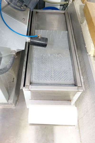 Was sich in der Strahlkabine auf dem Wasser schwimmend als Dreck/Schmutz ansammelt, wird nach außen abgeführt und auf einem Vlies abgeschieden. Das gilt auch für Öl & Co. (Bild: Dominsky – VCG)