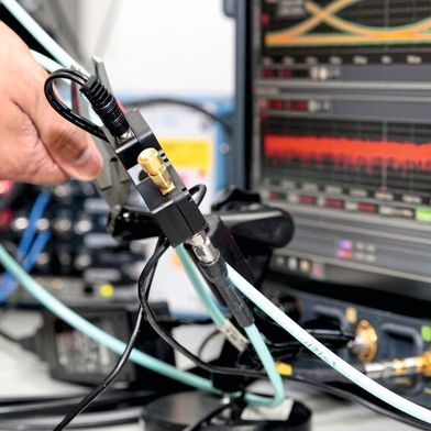 Einrichten einer MIPI A-PHY-Rx-Teststation mit Testautomatisierungssoftware ValiFrame, Oszilloskop von Keysight und Arbitrary-Wave-Generator. Ein bestandener Compliance-Test ist kein Freibrief für den Feldeinsatz. (Bild: BitifEye)