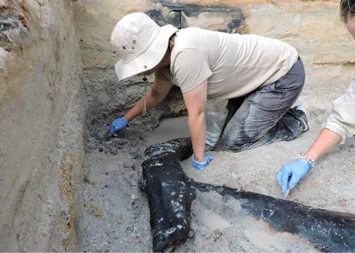 The excavation team uncovering the wooden structure (Source: Professor Larry Barham, University of Liverpool)