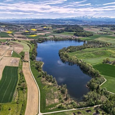 Luftaufnahme des Hüttwilersees im Kanton Thurgau. Die Sedimente in diesem und zwei weiteren Seen gewähren Einblicke in die Pflanzenvielfalt seit der Jungsteinzeit.  (Bild: Thomas Stadler, Zürich)