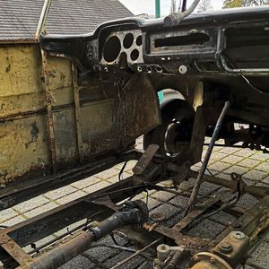 Das Foto zeigt deutlich, dass hier ziemlich viel Arbeit vonnöten ist. Der Porsche-Industriemotor soll vorhanden sein.(Bild:  Get your Classic)