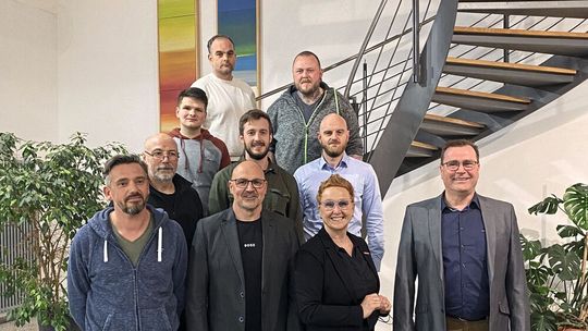 Der neue Vorstand samt Geschäftsführung der Kfz-Innung Ortenau (von oben links nach unten rechts): Michael Bauer, Niko Steffen, Jürgen Vogt (grau/roter Pullover), Jürgen Ben-Aissa, Christian Lehmann, Mathias Paulus, Jürgen Deusch, Obermeister Sven Wangler, Geschäftsführerin Susanne Drotleff und stellvertretender Obermeister Martin Langeneckert.  Andreas Ruff fehlt auf dem Bild.(Bild:  Kfz-Innung Ortenau)