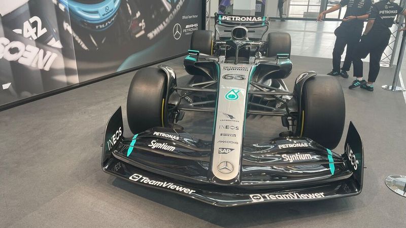 Am Eingang empfing die Besucher ein Formel-1-Flitzer von Petronas. (Bild: Grimm – VCG)