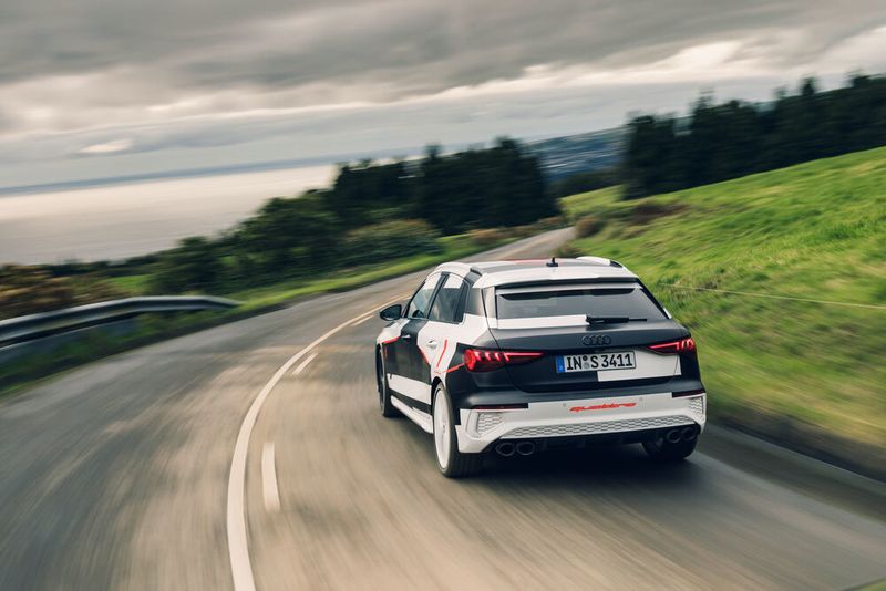 Um die hohe Leistung des S3 möglichst gut auf die Straße zu bekommen, sind serienmäßig eine Sieben-Gang-S-Tronic (Doppelkupplungsgetriebe) und Quattro-Antrieb an Bord. (Audi)