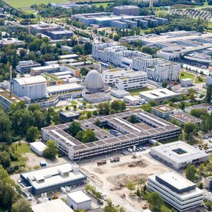 Luftaufnahme des Geländes der Forschungsneutronenquelle Heinz Maier-Leibnitz (FRM II) mit den neuen Gebäuden des Heinz Maier-Leibnitz Zentrums (MLZ).