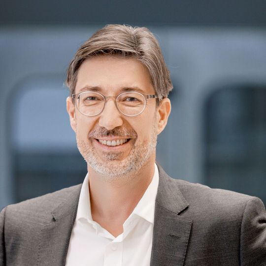 „Unsere Mitarbeitenden haben mit viel Leidenschaft, Herz und Expertise in den vergangenen Monaten Großartiges auf die Beine gestellt“, sagt Tobias Wetzel, KHS-Geschäftsführer Sales and Service, mit Vorfreude auf den Messeauftritt auf der Drinktec.(Bild:  Frank Reinhold)