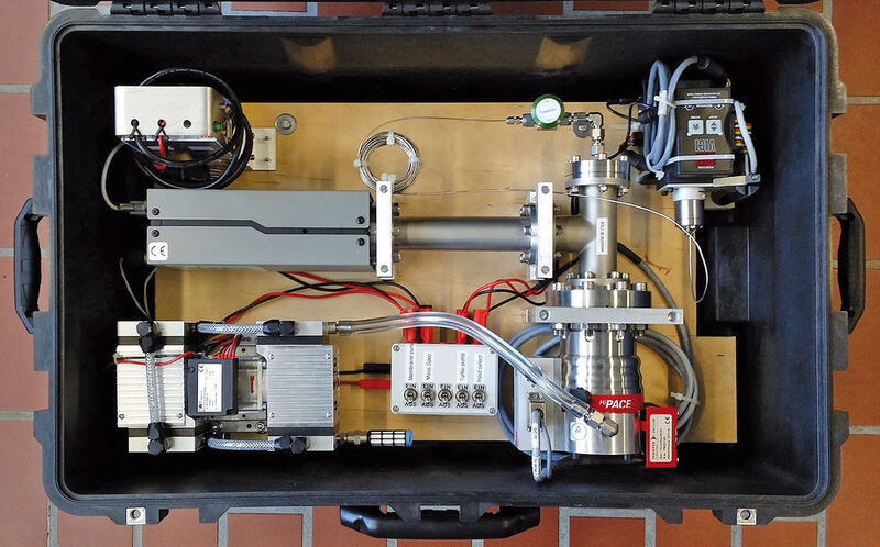 Das mobile Massenspektrometer im Rollkoffer. In der Mitte oben der aufgerollte „Rüssel“, durch den das Gas gezogen wird.  (Ewag)