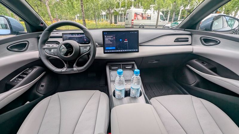 Das Cockpit wirkt sehr aufgeräumt, das Raumgefühl ist luftig und es gibt genügend Stauraum. Auch im Innenraum wird die vom Ozean inspirierte, wellenförmige Designsprache aufgegriffen. Die Sitze sind mit veganem Leder bezogen und bieten einen guten Seitenhalt, allerdings ist die Sitzfläche recht hart. Das schmälert den Sitzkomfort. (Bild: Mauritz  VCG)