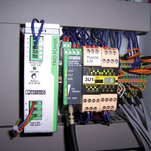 Sicherheits-SPS Pluto B20 von ABB und LWL-Konverter PSI-MOS-DNET CAN/FO von Phoenix für die galvanisch getrennte Datenübertragung zwischen dem 2,4 MV Stoßspannungsgenerator und dem Steuerstand.