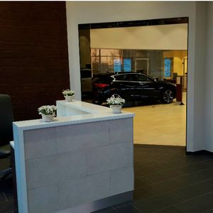 Edle Materialien im Zusammenspiel von Hell und Dunkel: Empfang mit Blick in den Showroom.(Foto:  Möhler Gruppe)