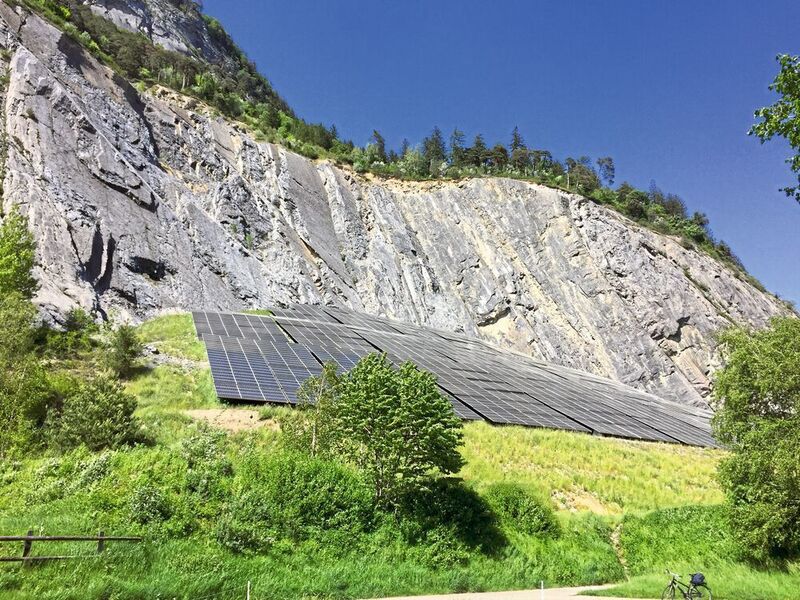 Im ehemaligen Steinbruch Calinis in Felsberg produziert seit Sommer 2020 die grösste Freiflächenanlage Graubündens Strom. (Eric Bush)