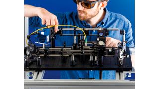 Die Qualitätsanforderungen an Folienverpackungen steigen. Gleichzeitig setzen viele Unternehmen auf recycelbare Folienmaterialien, die aber ihre Tücken haben. Fraunhofer-Forscher haben deshalb ein flottes System entwickelt, das Probleme in Echtzeit erkennt. (Bild: Fraunhofer IKTS)