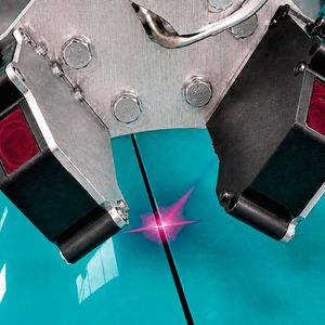Die beiden Lichtschnittsensoren „VMT LineRunner“ sieht man hier in Aktioin. Sie sind in einer Doppelkopfanordnung in etwa rechtwinklig zueinander montiert. Dadurch können beide Sensoren jeweils unter etwa 45° in den Spalt hinein messen.(Bild:  Polyplan)