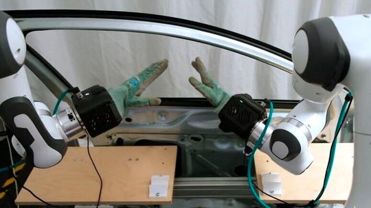 Autonome Ausführung von Arbeitsabläufen bei der Montage von Autotüren bei Audi.(Bild:  Mimic Robotics / Audi)