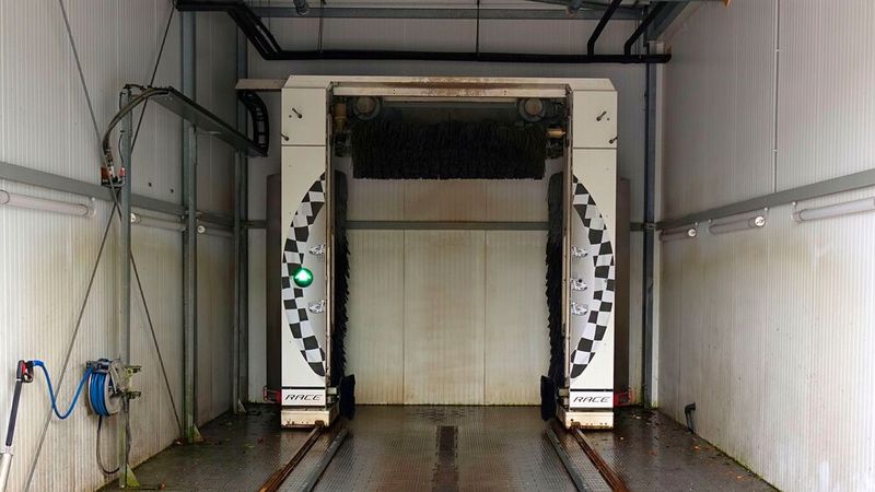 Letzte Anschaffung war eine neue Waschanlage, die dem Werkstattteam den Weg zur und die Wartezeiten an der Tankstelle ersparen. (Bild: Rosenow – VCG)