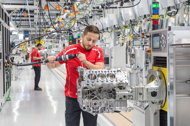 ... sind die ergonomischen Montagestationen für jeden Mitarbeiter individuell einstellbar. (Porsche)