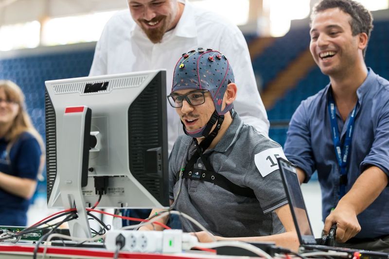 Das „Brain-Computer-Interface” (Hirn-Computer-Schnittstelle, BCI) dient dem Erfassen und anschliessenden Umwandeln von Hirnströmen in Steuerungssignale. Dadurch können die Teilnehmer mit ihren Gedanken eine künstliche Figur (Avatar) in einem Computerspiel steuern. (ETH Zurich / Alessandro Della Bella)