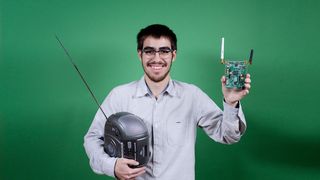 Wer Daten übertragen, Radio hören oder funken will, kann dazu ein sogenanntes Software Defined Radio (SDR) nutzen. Die Signalverarbeitung dieser Hochfrequenzsender und -empfänger, geschieht mittels Software. Vorteile sind eine reduzierte Geräteinfrastruktur und eine gute Anpassung an wechselnde Übertragungsstandards. Lukas Lao Beyer hat ein kostengünstiges SDR entwickelt. Prinzipiell besteht ein SDR aus einer Antenne zum Senden und Empfangen von Daten sowie einem Analog-Digital-Wandler. Die Eingangssignale werden in einem Prozessor verarbeitet und über eine USB-Schnittstelle an einen PC weitergeleitet. Der Jungforscher realisierte den SDR auf einer Leiterplatte. Dabei galt es, eine gute Signalqualität sicherzustellen und die Software so zu entwickeln, dass große Datenmengen in Echtzeit übertragen werden können.  (Bild: Jugend forscht e.V.)