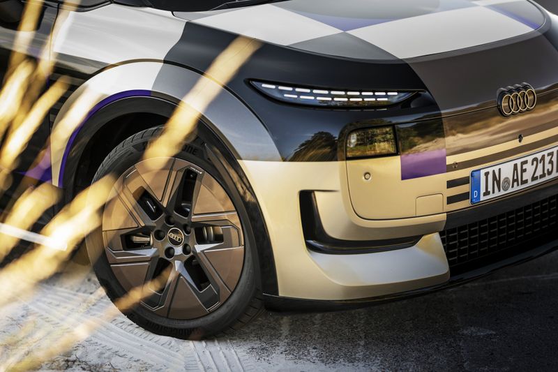 Der Spoiler vorn hat ein besonderes Profil. Eine Leiste am vorderen Radlauf soll den Spalt zum Rad verringern. Der Kühlergrill schließt ab einer bestimmten Geschwindigkeit. (Bild: Audi AG)
