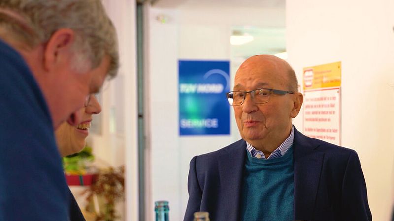 Wolfgang Hermann, langjähriger Autohaus-Chef im Unruhestand, ließ sich sein persönliches Erscheinen zur offiziellen Eröffnung nicht nehmen. (Bild: Hermann-Gruppe/Screenshot)