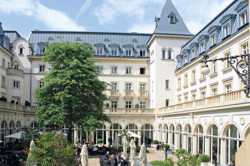 Der Innenhof des renomierten Frankfurter Hotesl Villa Kennedy bot viel Platz zum Networking. (IT-BUSINESS/Sarah Maier)