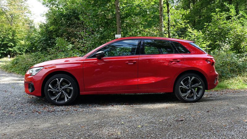 Der Basisdiesel kostet ohne Schnick-Schnack 32.000 Euro. Unser Testwagen hatte aber einiges an Bord, was den Preis auf stolze 45.000 Euro trieb. (Bild: Schreiner/»kfz-betrieb«)