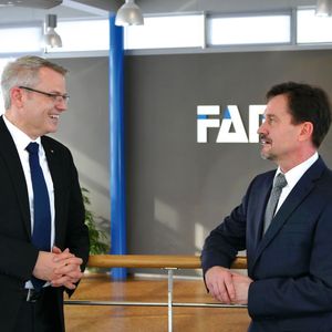 Arbeiten seit Jahren vertrauensvoll zusammen: Peter Kriependorf, Einkauf Antriebstechnik bei FAM (li.) im Gespräch mit Volker Schulz, Leiter des Technischen Büros Magdeburg von SEW-Eurodrive. 