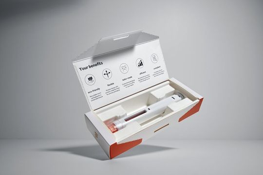 Eine umweltfreundliche Alternative zu Inlays aus Kunststoff oder Aluminium – ein neues faserbasiertes Tray.(Bild:  Faller Packaging)